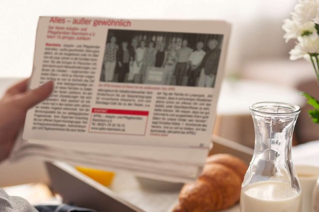 Frühstück mit Zeitung und frischen Croissants.