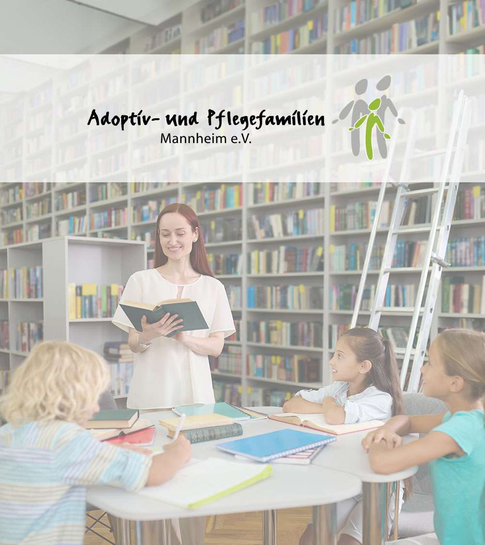 Lehrerin liest Kindern in Bibliothek vor.