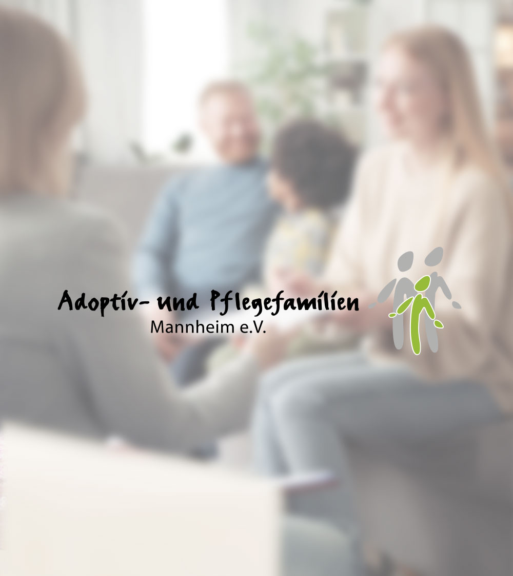 Familientreffen, unscharf, Logo "Adoptiv- und Pflegefamilien Mannheim".
