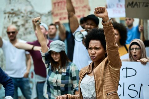 Demonstranten fordern Gerechtigkeit und Gleichheit.