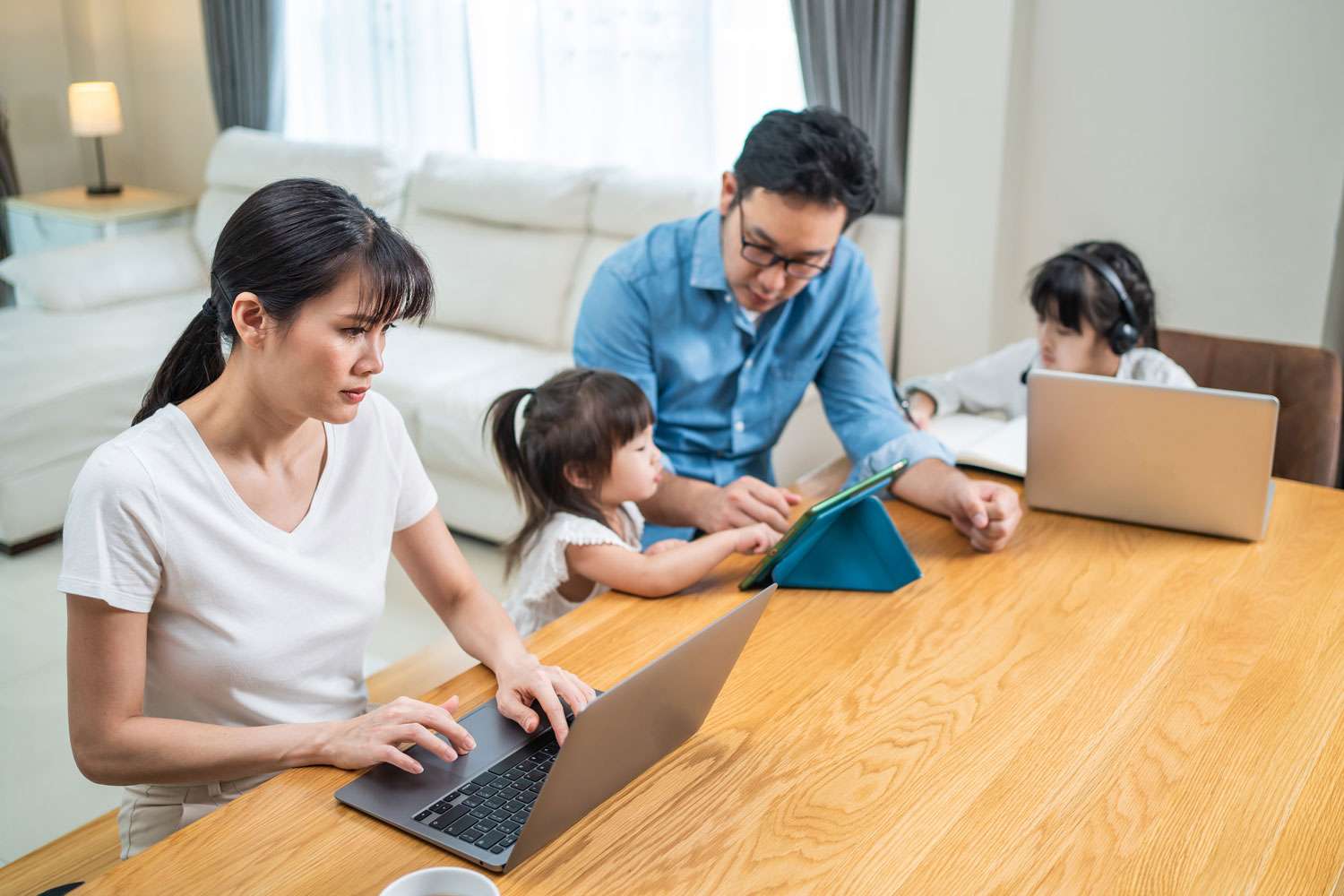 Familie nutzt Technologie im Wohnzimmer.