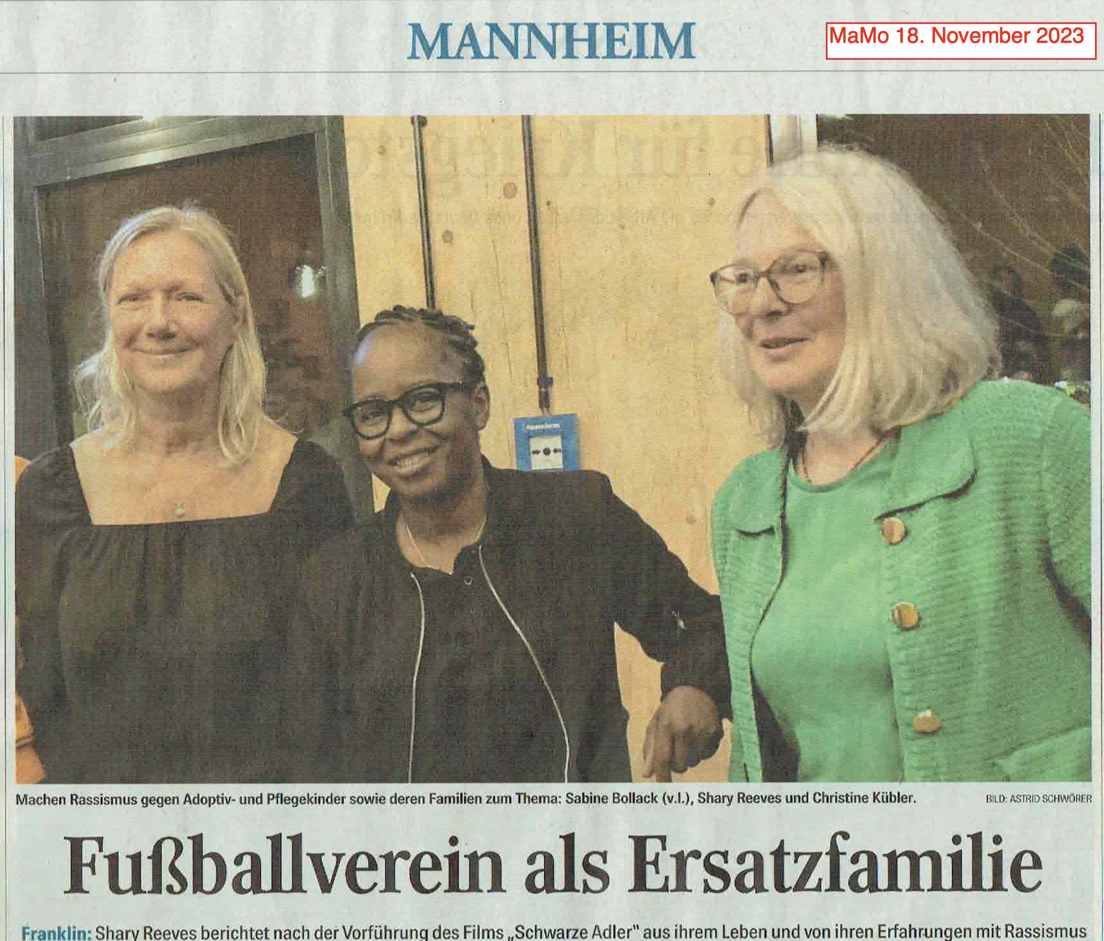 Drei Frauen lächeln bei Veranstaltung in Mannheim.
