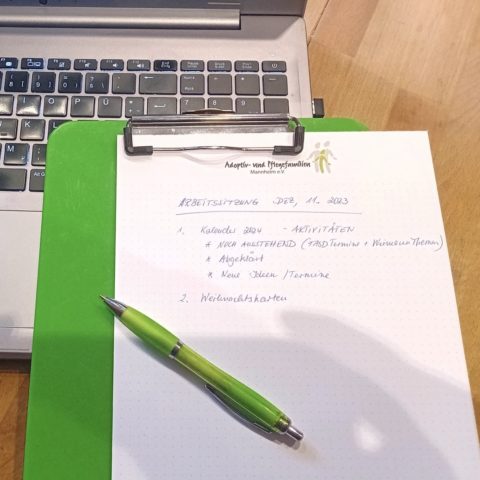 Laptop, Notizblock, Stift, Arbeitsplanung auf Tisch
