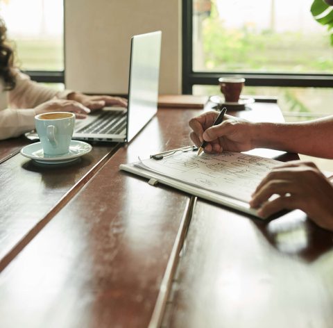 Zwei Personen arbeiten zusammen im Büro.