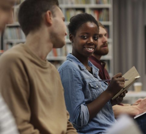 Gruppenbesprechung mit Notizbuch